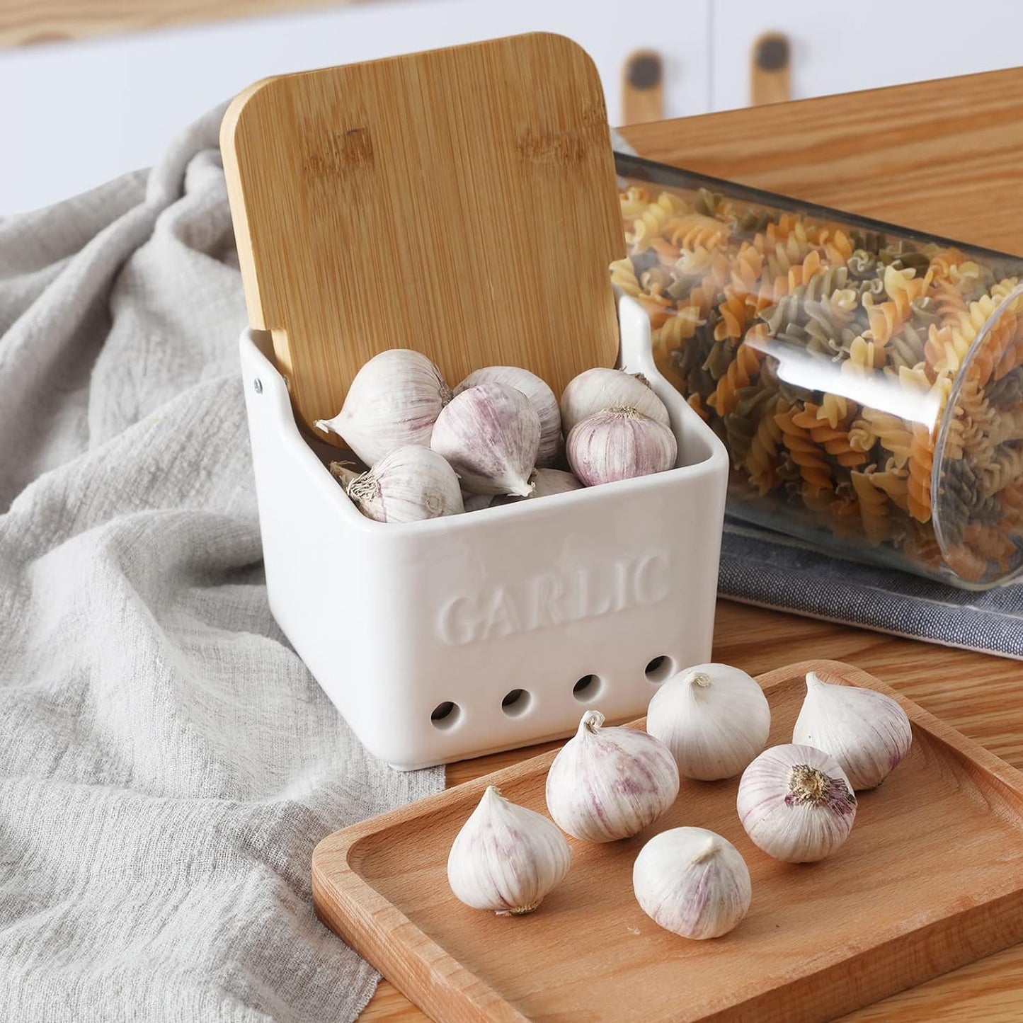ONTUBE Garlic Keeper with Lid, Ceramic Garlic Holder Storage, Garlic Container for Kitchen, Garlic Saver to Keep Your Garlic Cloves Fresh Longer 4.7-Inch, White