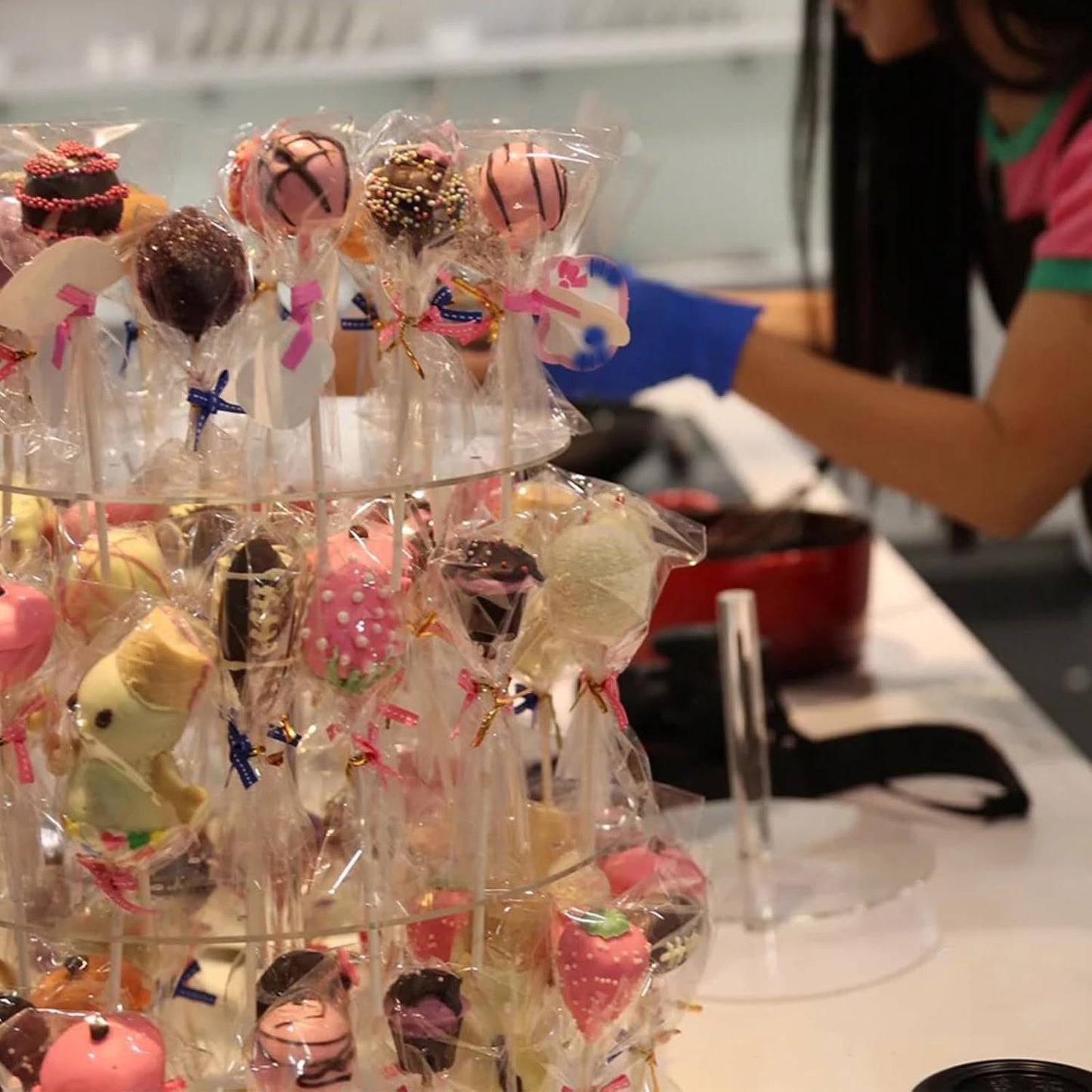 Cake Pop Kit, 100 6 inch Cake Pop Sticks, 100 Cake Pop Bags, 100 Twist Ties, 1 Cake Pop Mold Roller, Cake Pop Maker for Cake pops, Lollipop, Candies, Chocolates and Cookies (Pink)