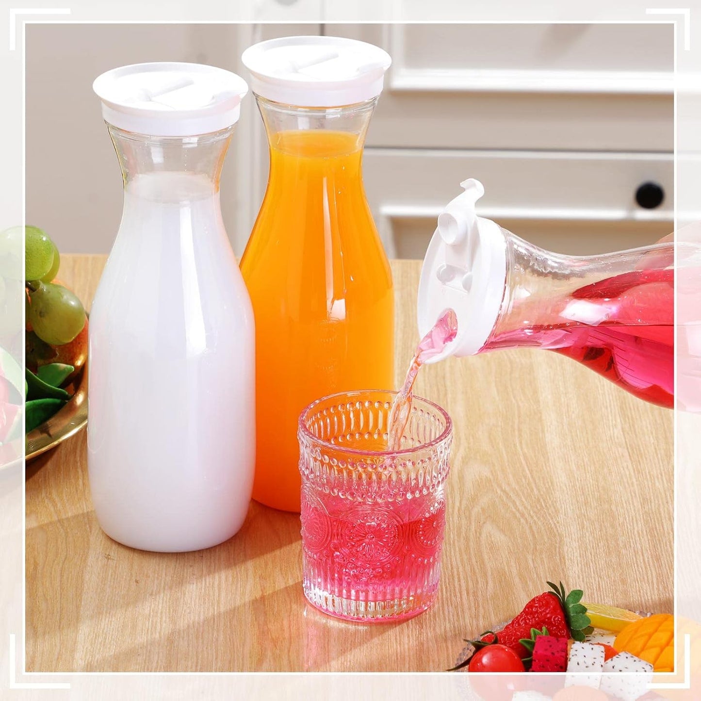 Gejoy 24 Pcs Plastic Water Carafe with Lids 32 oz Clear Juice Pitchers for Mimosa Bar Drinks Milk Iced Tea Beverage Containers for Home Restaurant School Fridge, Not Dishwasher Safe (White Cap)