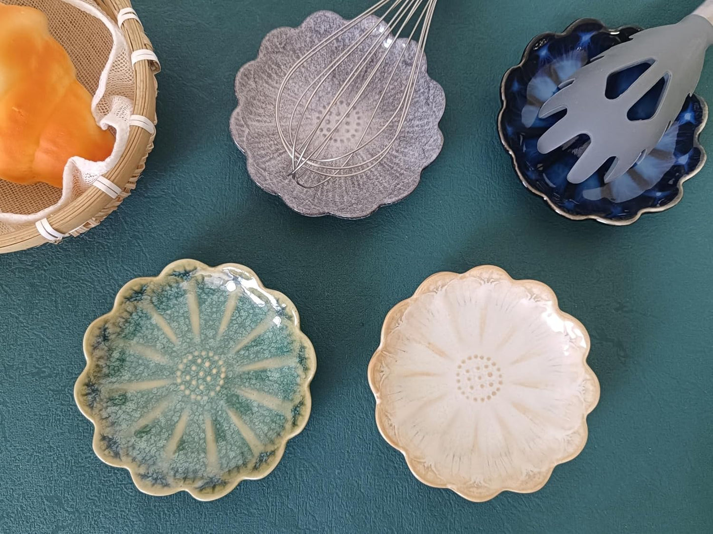 Ceramic Spoon Rest for Stove Top, Flower Cute Spoon Rest for Kitchen Counter, Cooking Spoon Holder for Kitchen Counter, Utensil Rest Spatula Rest Ladle Holder Tong Rest, 1 PC (Retro, Beige)