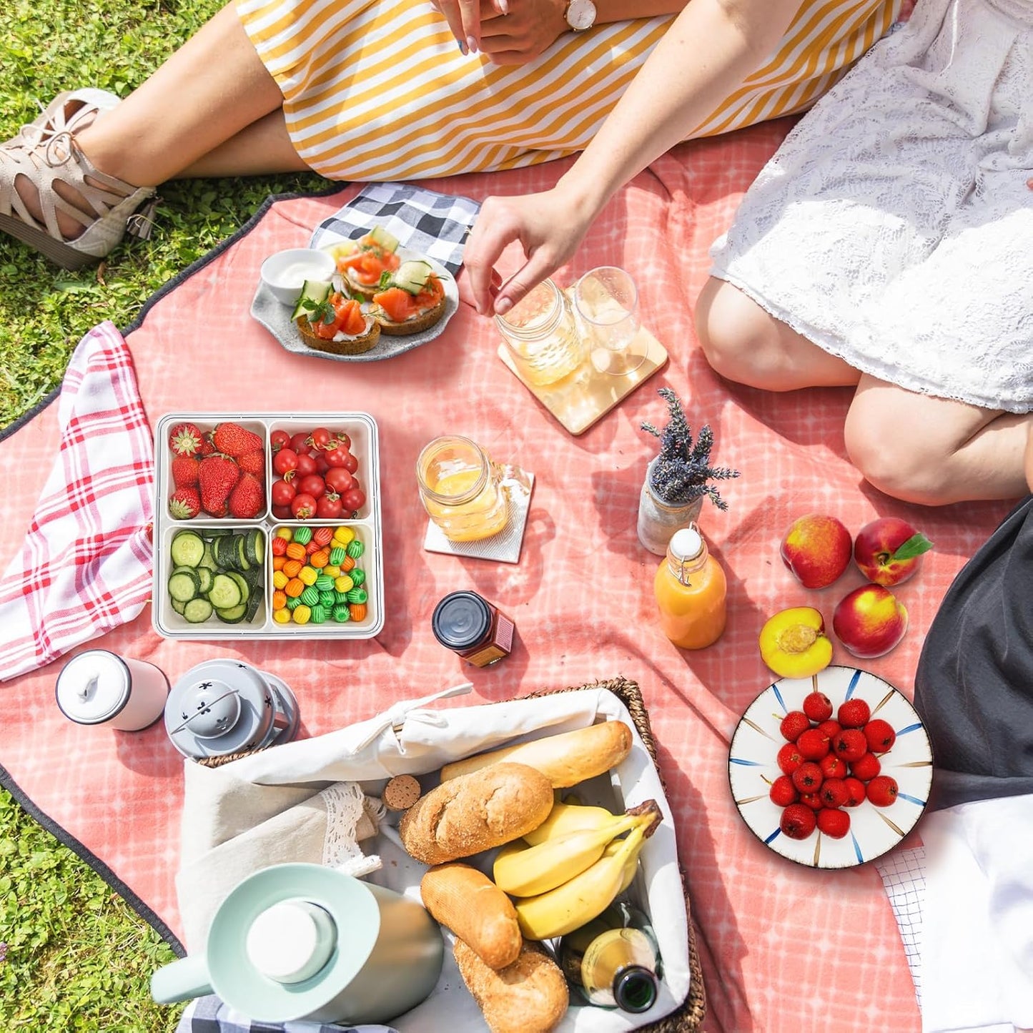 Divided Serving Tray with Lid, Removable Divided Platter Snack Box, Food Storage Charcuterie Containers with 4 Compartments for Christmas Party, Veggies, Snack, Fruit, Nuts, Candy, Cracker, Chip